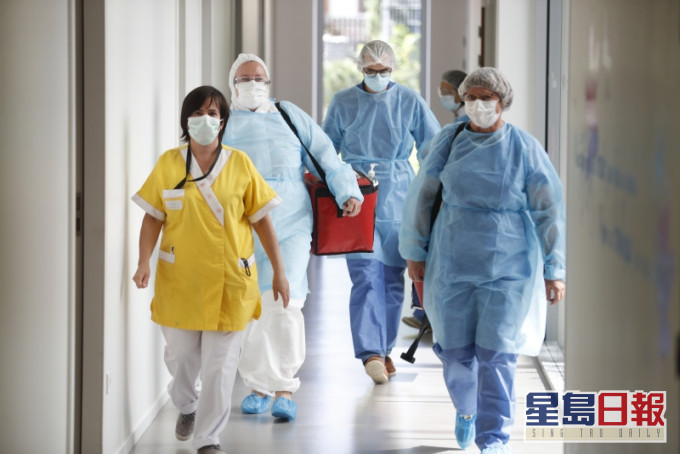 截至上周,美國超過9000名醫療工作者感染了新型冠狀病毒,累計27名醫療工作者死亡。AP圖