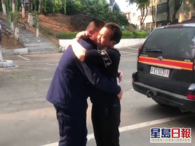 一名消防員在涼山滅火遇見親哥哥,相擁而泣,再三叮囑別告訴媽媽,情景動人。(網圖)