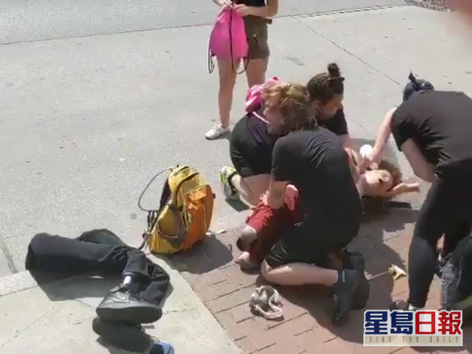 美國一名殘障示威者遭警察噴胡椒水,倒地後被拔走一對義肢。(網圖)