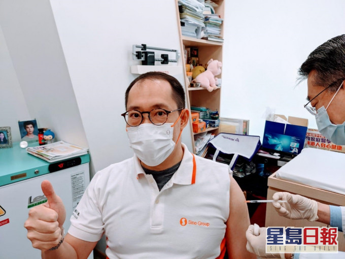 信和集團副主席黃永光指出,在徵詢醫生意見後,昨日早上已接種首劑科興疫苗。