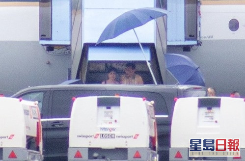 泰皇哇集拉隆功被拍到冒雨迎接、親自攙扶詩妮娜。(Twitter圖片)