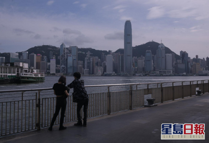 天文台预料本港地区今日短暂时间有阳光,有雨。资料图片