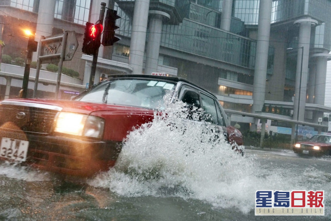 天文台提醒星期一、二雨势有时颇大及有雷暴。