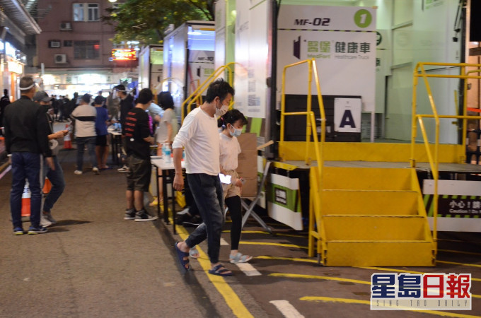 接受強制檢測的凱譽居民及工作人員。資料圖片