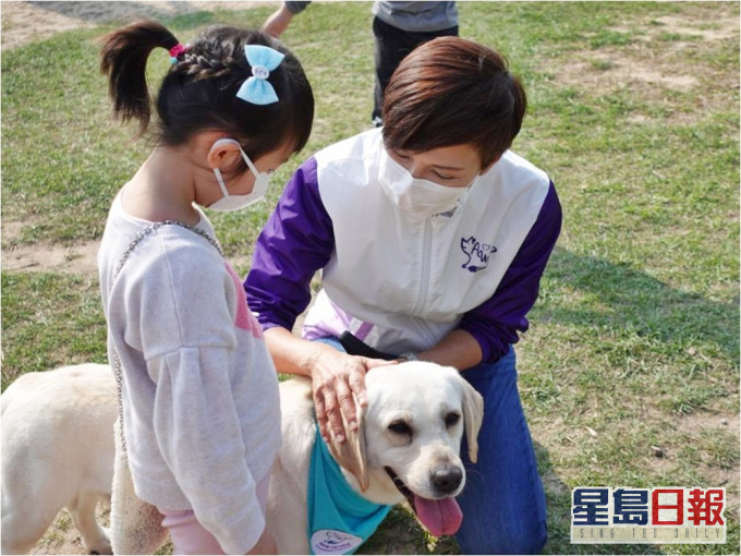 計畫主席助理警務處處長(資訊系統)關翠貞女士帶同「守護之星」警犬Sunny到場派發宣傳單張。