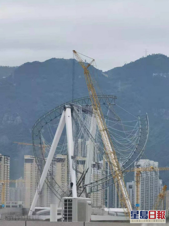 這角度可看到摩天輪與塔式起重機扭在一起。互聯網圖片