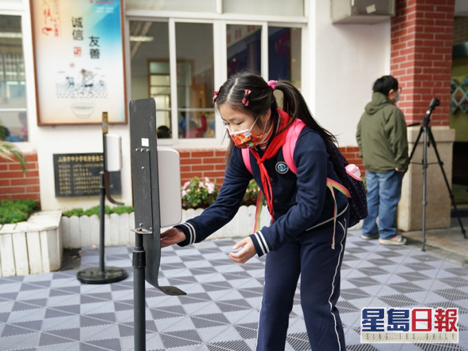 上海的學校內都加設消毒防疫設施。新華社