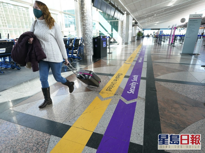 疾控中心表示已接種全劑量疫苗的人士,可以在國內恢復旅遊。AP圖片