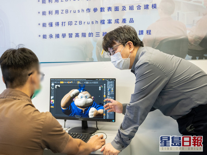 學員在導師指導下進行三維立體設計繪圖及打印工作。