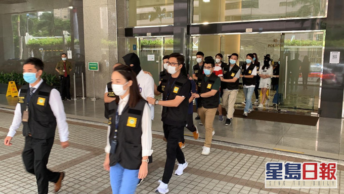 澳门司警拘捕4男1女。