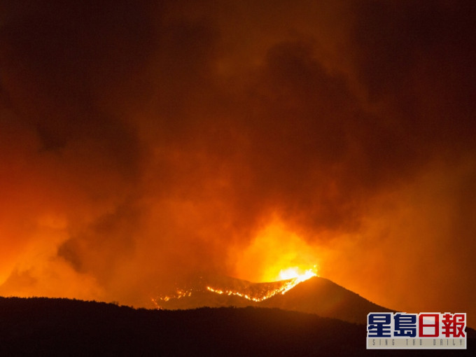 美國南加州山火蔓延, 燒燬逾八十平方公里土地,數千居民疏散。AP圖