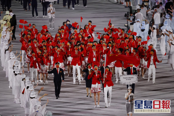 朱婷和趙帥持旗帶領中國奧運代表隊昂首進場。Reuters