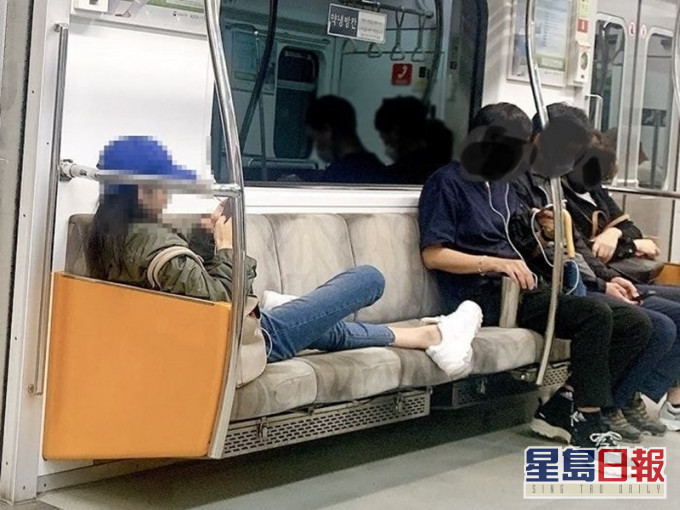無品韓女唔戴口罩又晾腳上座位。網圖