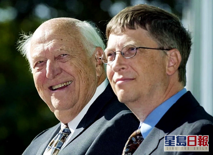 微軟創辦人蓋茲及其父親威廉‧蓋茲(左)。AP資料圖片