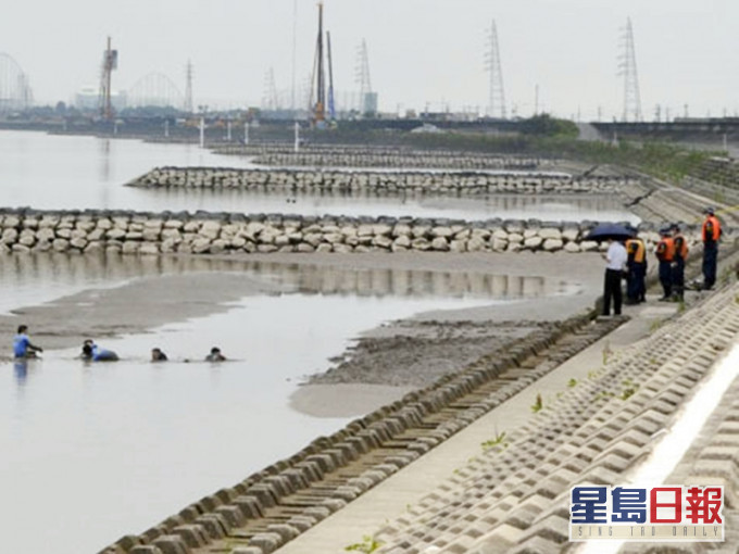 日本一名男子在泥滩掘蚬时惊见女尸，当地警方成立70人调查小组跟进。网上图片