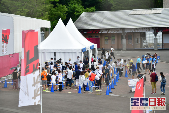 观众涌入场欣赏奥运。 记者梁柏琛伊豆直击