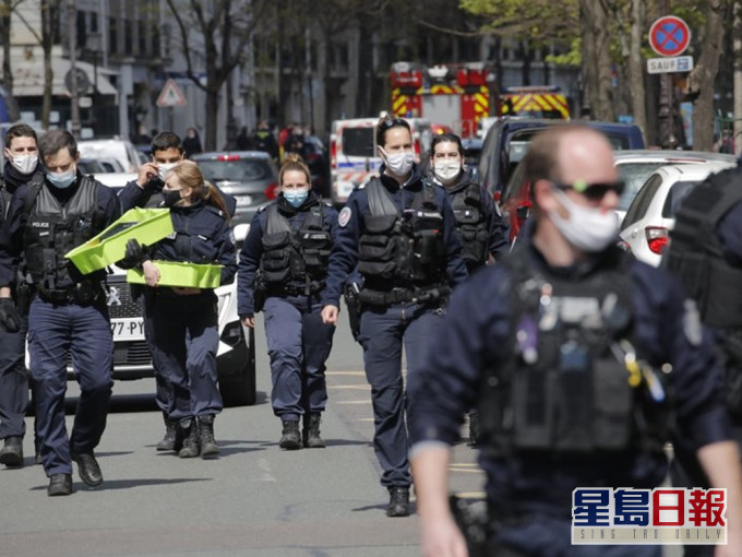 巴黎一間醫院外發生槍擊案。AP圖片