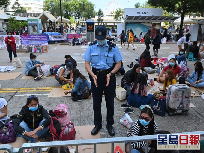 警員提醒聚集的外傭保持社交距離。
