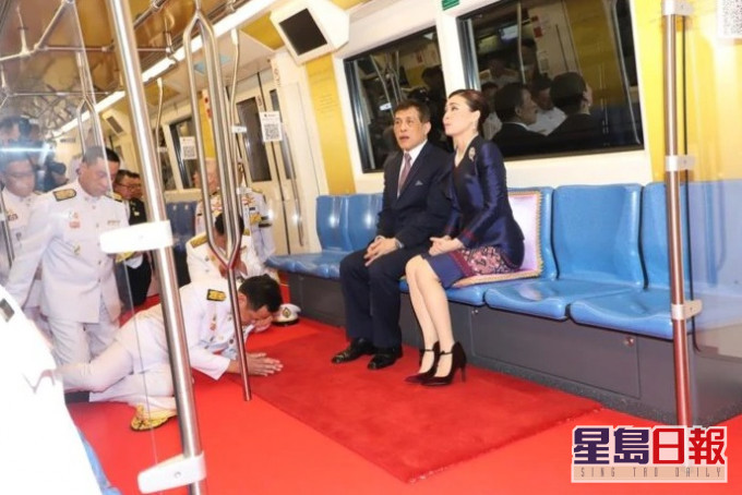 泰王哇集拉隆功和王后素提達於本月14日試搭新開通的泰國曼谷地鐵藍線延伸段。　