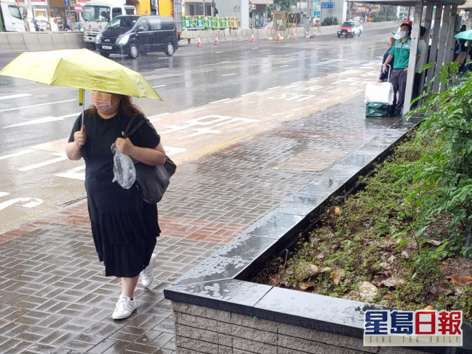 與低壓槽相關的驟雨會在未來一兩日持續影響華南沿岸地區。