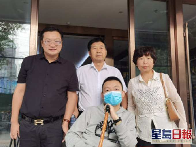 錯換人生28年當事人養母許敏(右一)表示被剝奪了見孩子最後一面的機會。