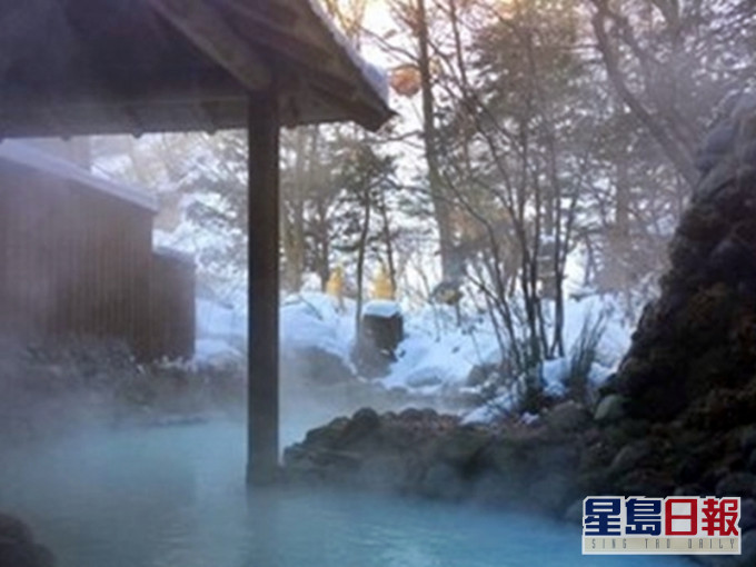 內地一名男子浸溫泉期間示範跳水,不慎撞到頭部,導致頸椎骨折死亡。網圖