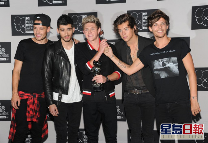 有fans發現1D 4位成員重新關注Zayn(左二)的社交網。