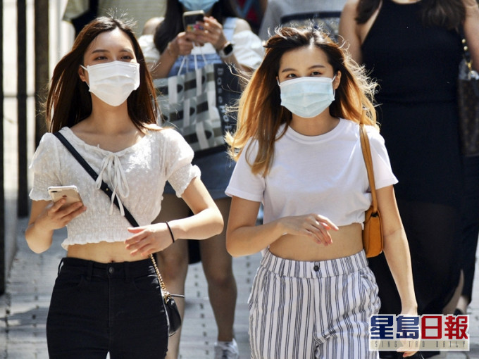 长期戴著口罩度日,少不免会焗到一脸暗疮,若之后处理不当,更有可能会搞到成脸暗疮印。资料图片