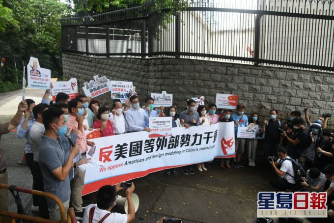 「香港各界撐國安聯合陣線」今日(2日)到美國駐港總領事館請願。