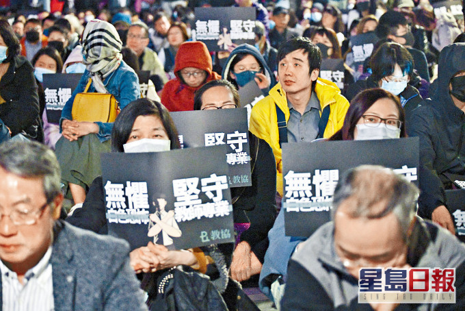 ■2020年,教協成立「訴訟及緊急援助基金」,為反修例期間被捕及被投訴教師,提供法律及緊急經濟援助;呼籲會員參與七一遊行,要求撤回修訂《逃犯條例》;批評當局取消教師註冊及「謀殺」通識教育科,以政治凌駕教育;葉建源辭任立法會教育界議員。