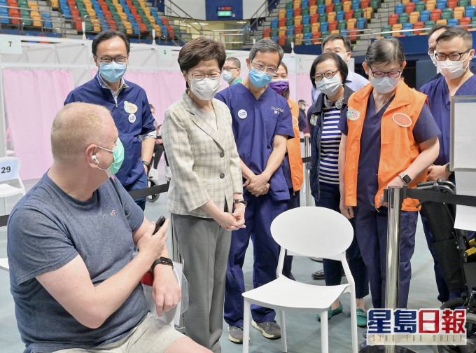 林鄭月娥與前來接種疫苗的市民交談。政府新聞處圖片