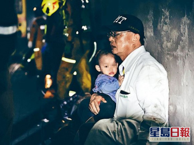 医生紧抱孩童在怀里不断安抚。