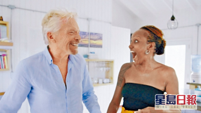 布蘭森突現身沙哈夫（右）的加勒比海家中，讓她驚喜萬分。