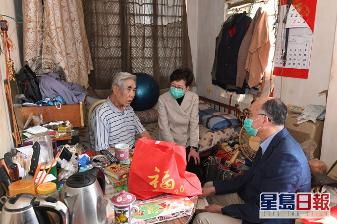 林鄭月娥探訪基層居民。政府新聞處圖片