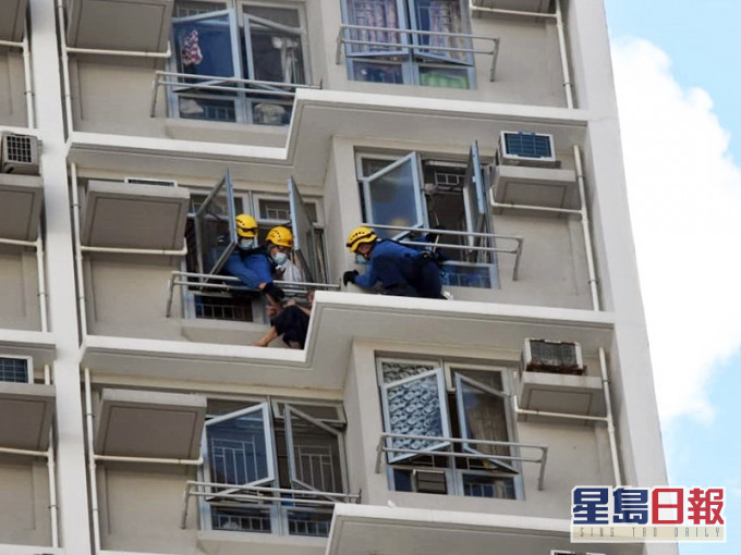 蘇屋邨一名男子危坐簷篷。