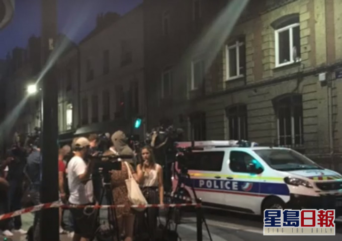 持械独行匪徒与接报到场的警员对峙了大约6小时。警员拘捕了疑匪后救出第6名人质。网上影片截图