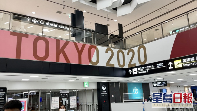 成田機場只有少量奧運廣告,市面氣氛甚為冷清。梁柏琛攝