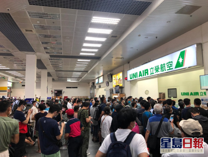 一度有過千遊客滯留在南竿機場。互聯網圖片