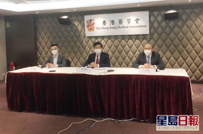 醫學會促政府交代採樣中心更換保護衣安排。
