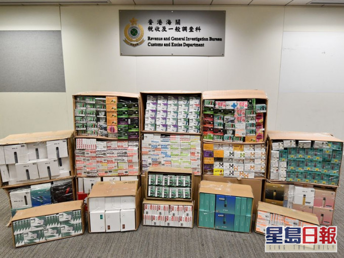 圖示部分檢獲的懷疑含尼古丁成分電子煙油產品。政府新聞處圖片