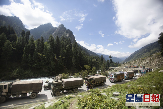 印度軍隊在印度控制的克什米爾地區高速公路上行駛。 AP
