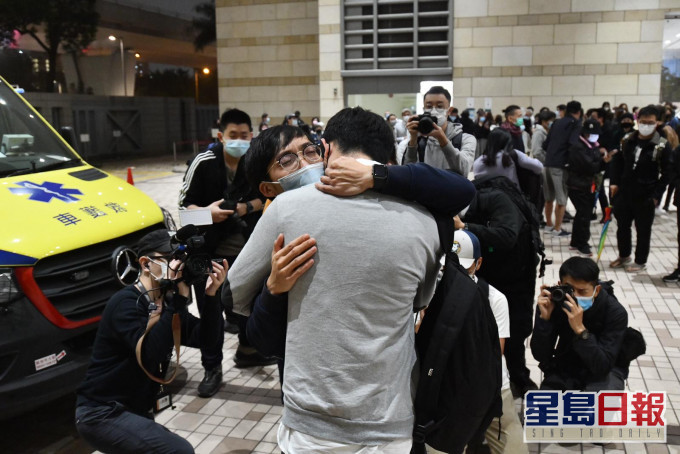 有被告家屬在西九龍法院地下與天水連線成員相擁痛哭。