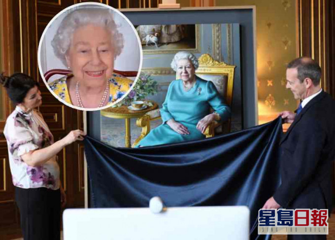 英女皇透過視訊方式觀賞畫作。AP