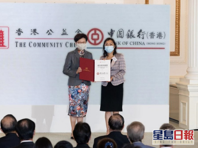 中銀香港副總裁龔楊恩慈女士(右)代表接受獎。