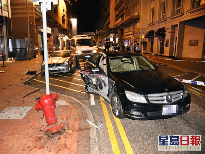 涉事車輛失控鏟上行人路,撞到消防栓。