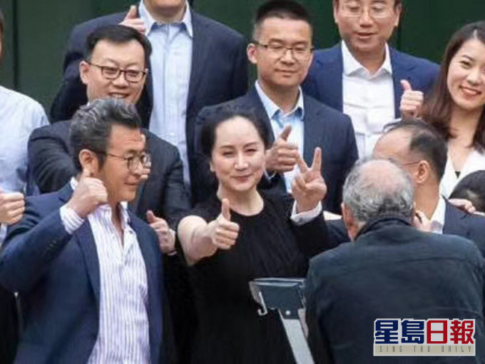 孟晚舟與多名親友現身法院門外,在台階上拍照留念。(網圖)