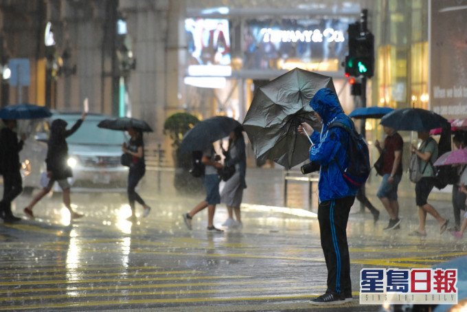 天文台預測,周五有狂風驟雨及雷暴。 資料圖片