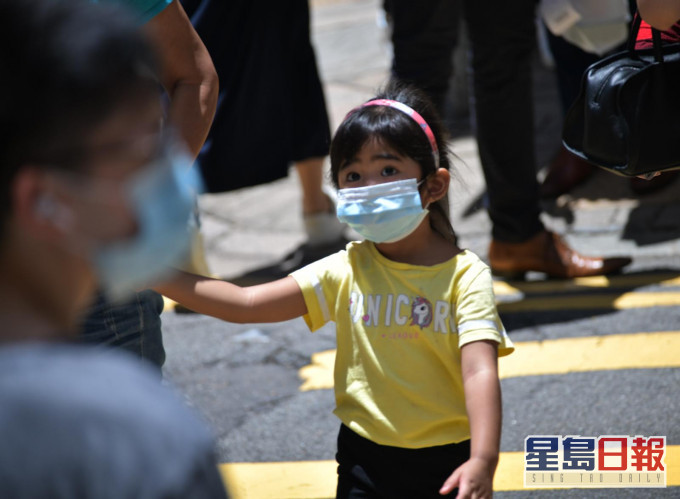 市民外出佩戴口罩。