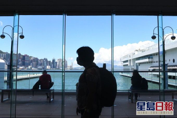 天文台預料本港地區今日天晴酷熱。市區最高氣溫約34度。