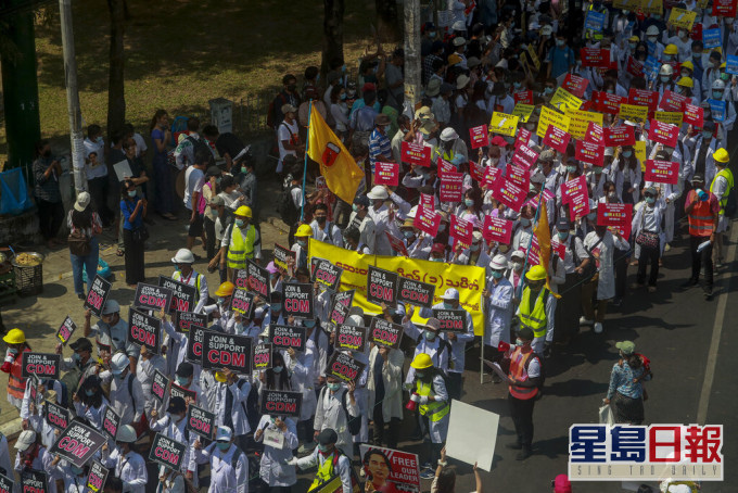 缅甸周四再有民众上街，抗议军方于2月1日夺取了昂山素姬政权。AP图片